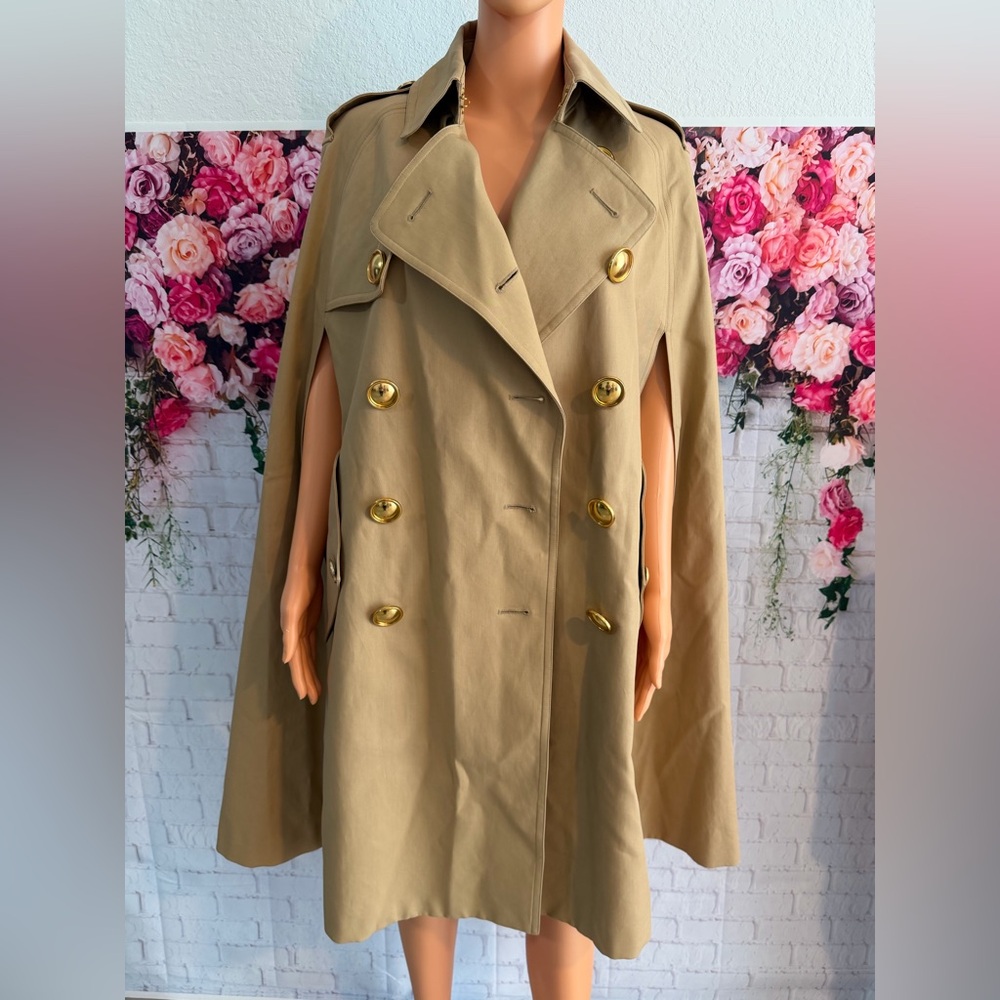 Burberry trench cape crafted in the house's signature heritage style. - Picture 9 of 16